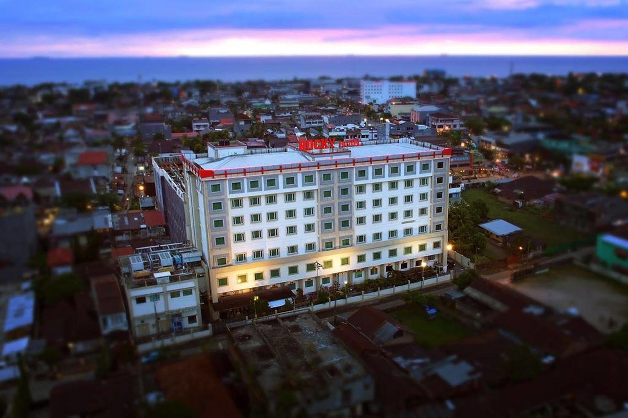 Rocky Plaza Hotel Padang Padang  Exterior photo